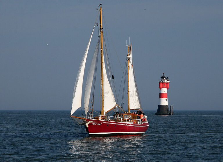 Trainee-Ship Roter Sand vor dem Leuchturm Roter Sand