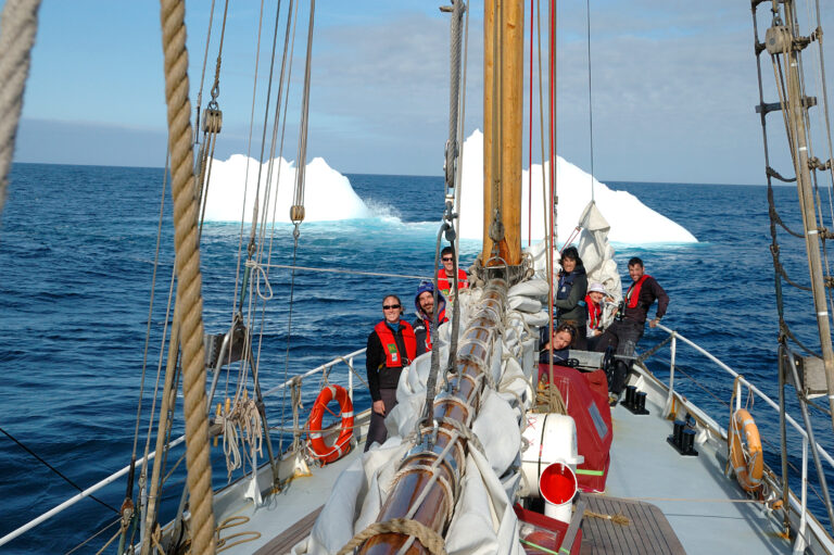 Crew und Eisberge vor Neufundland im Juni!