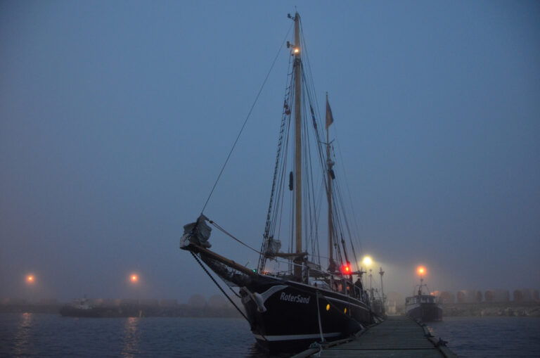 Morgen-Nebel in Matane auf der Werft