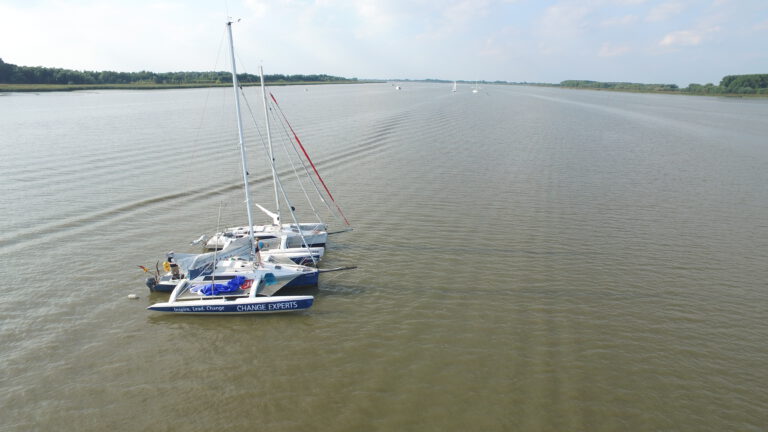 Gruppen-Training: Zwei Trimarane vor Anker