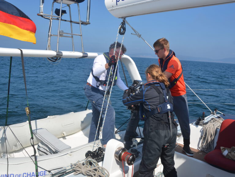 All Hands: Installieren des Außenborders bei der Hafeneinfahrt nach La Coruña