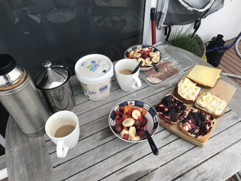 Unterwegs ein schnelles Frühstück im Stehen