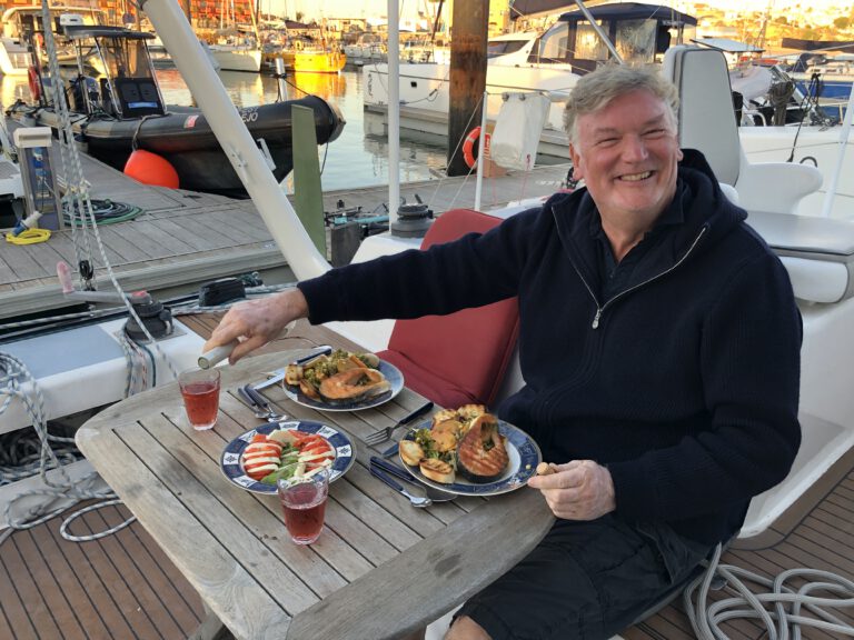 Im sicheren Hafen: Festmahl im Cockpit