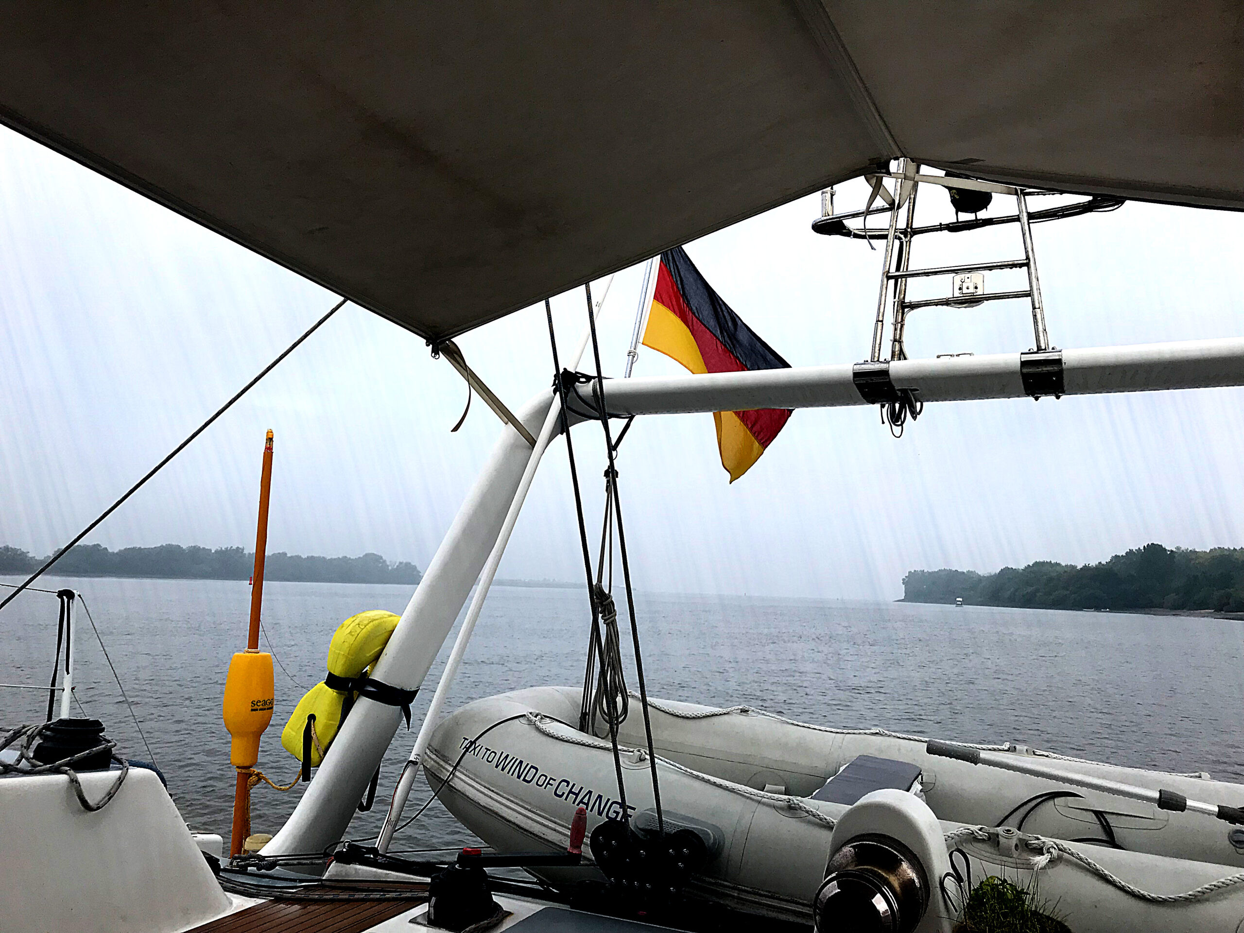 2019: Die stabile Cockpit-Persenning schützt auch vor Nässe, Wind und Gewitter-Regen.