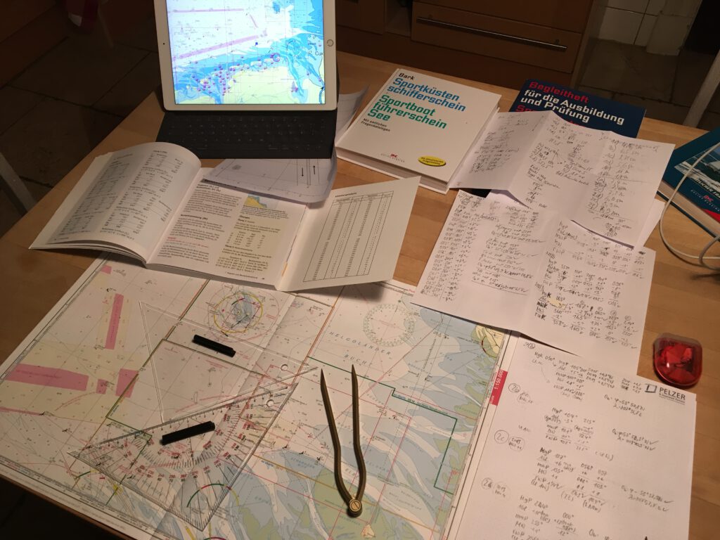Klassische Kartennavigation mit Seekarte, Lineal und Zirkel