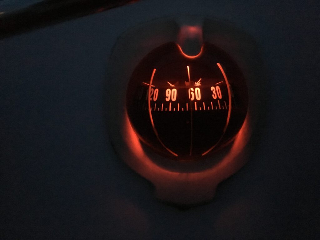 Beleuchteter Kompass bei Nacht