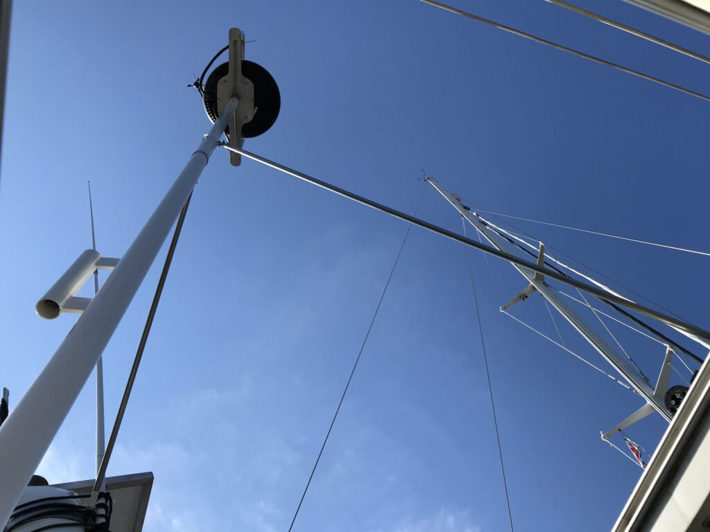 Einbau des neuen Radar und Antennen-Mastes