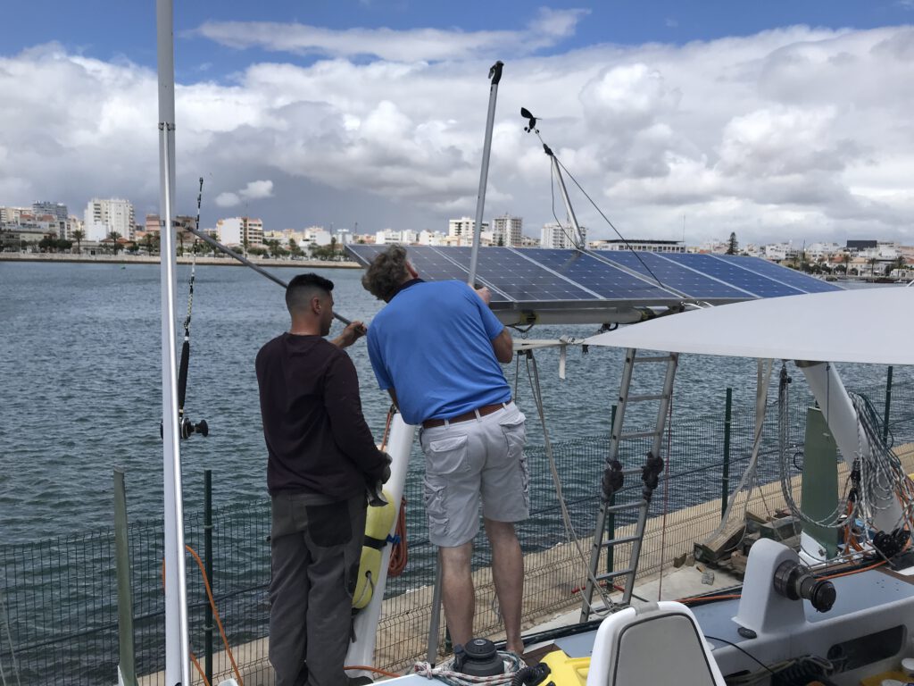 Einbau der neuen Solar-Module auf der Werft in Portimão