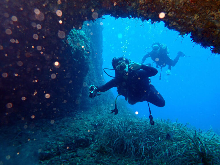 Beeindruckende Unterwasser-Landschaft mit Höhlentauchen