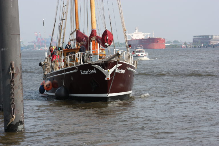Nach der Werftzeit:  Probefahrt auf der Elbe mit der Roter Sand