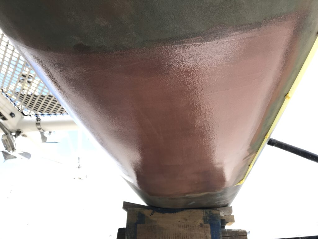 Coppercoat Schluss-Anstrich der Rumpfreparatur