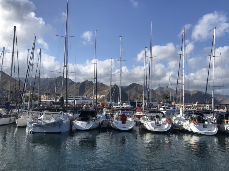 Puerto Santa Cruz, Teneriffa im Schutz des Anaga-Gebirges mit Fährhafen