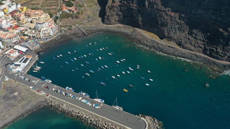 Puerto Valle Gran Rey - a protected fishing and ferry port without guest mooringsPuerto Valle Garn Rey – ein geschützer Fischer und Fährhafen ohne Gastliegeplätze
